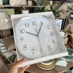 OROLOGIO DA PARETE A BATTERIA QUADRATO CROMATO ARGENTO CM 23 ( BATTERIE NON INCLUSE) - PEO 8765021